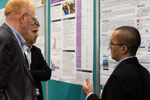 Geraldo B. Silva Junior, discusses his findings with John Feehally and Brett Cullis at WCN’19, in Melbourne, Australia, during the ISN Clinical Research Awards special session.
